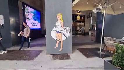 Скачать видео: Milano, ecco il murale di Giorgia Meloni in mutande (europeiste) e fiamma tricolore