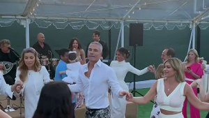 Μαρία Μενούνος Το δημοτικό τραγούδι της Καλομοίρας & ο χορός της Χρουσαλά στη βάφτιση της κόρης της