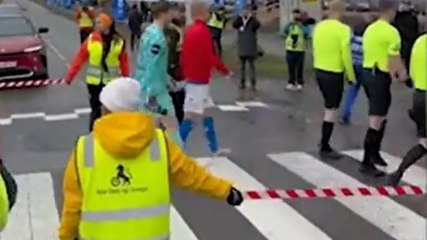 Download Video: Video, in Norvegia le squadre devono attraversare la strada per entrare in campo