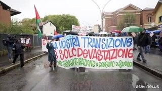 G7 Ambiente a Torino, manifestanti in piazza: 