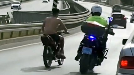 Polisten kaçtı, motordan düşünce yakalandı