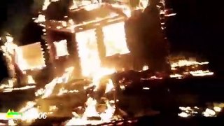 Las llamas devoran una casa de madera en un pueblo de Ciudad Real
