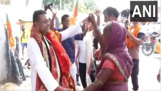 ओडिशा: पुरी में चुनाव प्रचार के दौरान भाजपा प्रत्‍याशी संबित पात्रा ने महिला के साथ किया डांस