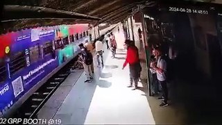 مقطع مرعب: تصرف متهور كاد يقود رجلاً لموته دهساً بالقطار