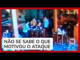 Vídeo mostra vereador chegando a restaurante instantes de ser morto por garçom no Ceará
