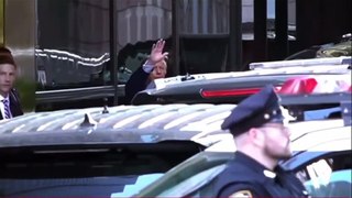 45-47 quitte la Trump Tower ce matin sous les acclamations et donne le fameux coup de poing !
