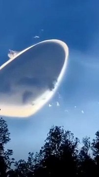 #Chine : D'étranges phénomènes aériens à Dali, Yunnan Un mystérieux phénomène aérien a été capturé en vidéo à Dali, dans le Yunnan,