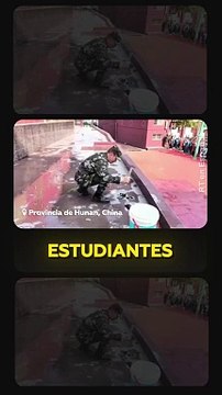 Destrozan teléfonos móviles con un martillo para prevenir su uso en una escuela china Esta escuela china organizó un evento para romper teléfonos móviles de los estudiantes. This Chinese school organised an event