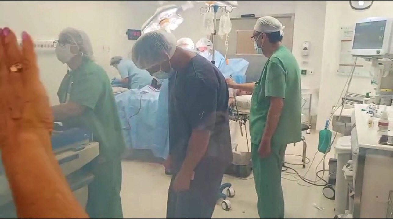 Ingresó a la sala de parto para ver el nacimiento de su hijo, pero no aguantó y se desmayó