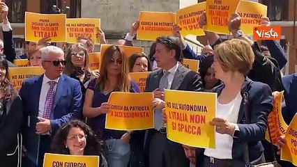 A Roma il flashmob del M5S, Conte con cartello "Giorgia da patriota a secessionista"