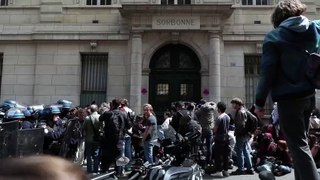 Universitarios se encierran en la Sorbona en París para protestar por la guerra en Gaza