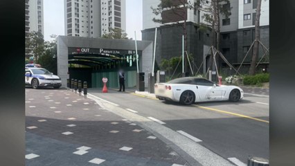 출근길 아파트 주차장 막은 차량..."경고 스티커 불만" / YTN