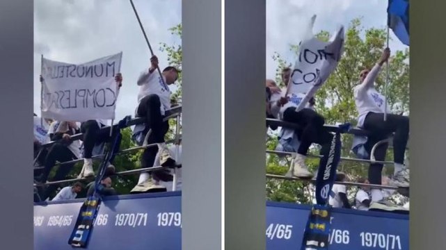 Il gesto di Mkhitaryan: gli danno uno striscione contro il Milan, lui lo restituisce