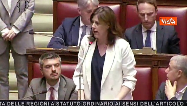 Pd sventola Tricolore in Aula in risposta a deputata con maglia Vento del Nord