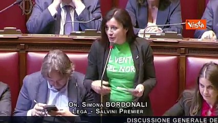 Deputata Lega con maglia "Vento del Nord" alla Camera, proteste in Aula