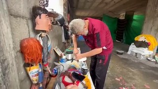 صانع دمى من غزة يحوّل العلب المعدنية المستعملة إلى ألعاب 