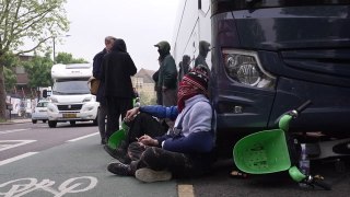 London protesters block coach taking asylum seekers to Bibby Stockholm