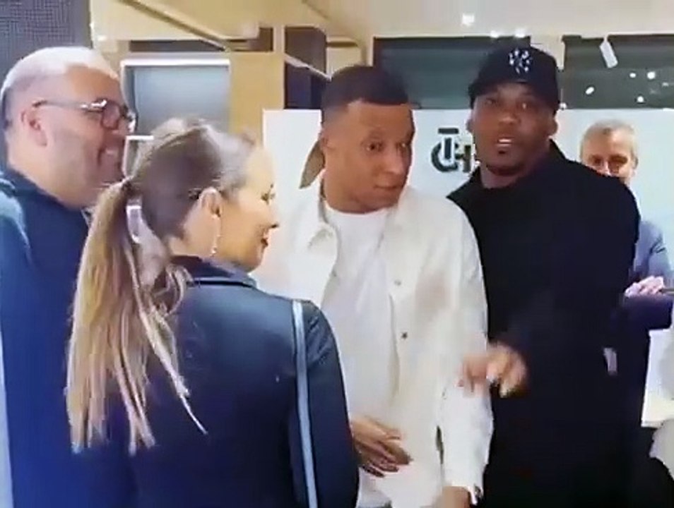 Les #soirées #professionnelles se suivent et ne ressemblent pas, comme une suite d’événements qui promène les #invités comme des mouches zappeuses. N’est-ce les #Mbappé qui débarquent