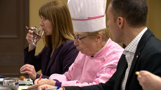 Sœur Angèle goûte les créations d’apprentis cuisiniers