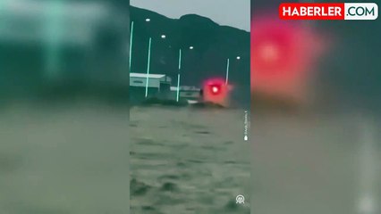 Suudi Arabistan'da sel felaketinde araçlar sulara kapıldı