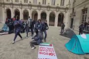Parigi, irruzione della polizia alla Sorbona: sgomberati studenti pro Palestina: 