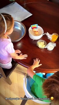 Δούκισσα Νομικού: Έφτιαξε Πασχαλινά κουλουράκια με τα παιδιά της – Πλάνα από την κουζίνα της