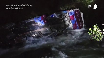 Al menos 23 muertos al caer autobús a un abismo en norte de Perú