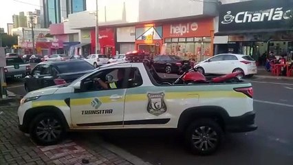 Motociclista com carteira cassada é abordado pela Transitar e vai embora a pé
