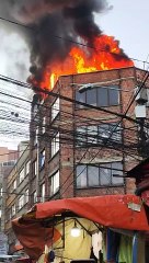 La Paz: Se registra un incendio en un edificio en la zona Max Paredes