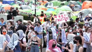 Manifestantes na Universidade Columbia desafiam ultimato para desmontar acampamento