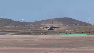 'La Bestia', un avión de la Fuerza Aérea estadounidense, hace escala en Gran Canaria