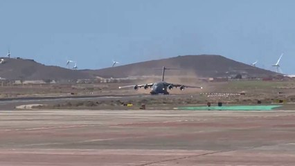 'La Bestia', un avión de la Fuerza Aérea estadounidense, hace escala en Gran Canaria