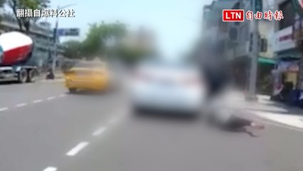 高雄29日驚見女子行進間跳車 翻滾一圈起身嚇壞後車（翻攝自爆料公社／民眾提供）