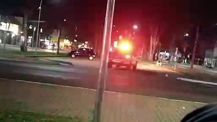 Vídeo mostra perseguição e abordagem policial de dupla em moto furtada