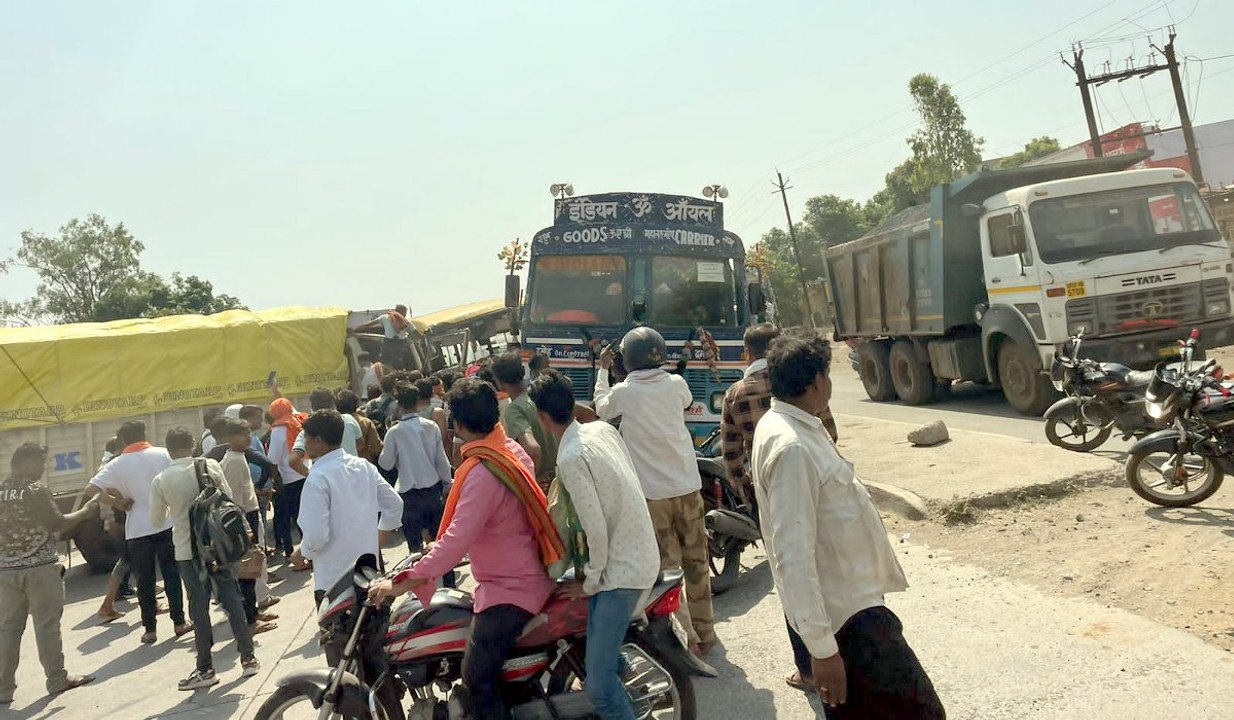 अन्धमूक के आगे सात वचन मैरिज गार्डन के सामने ट्...