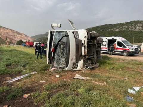 Gaziantep'te midibüs devrildi: Ölü ve yaralılar var