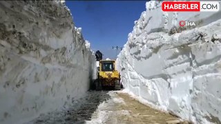 Yüksekova'da 6 metrelik kar tünelleri