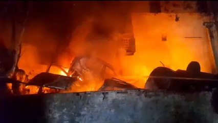 आधी रात के बाद थाने में धू-धू कर जलने लगीं गाड़ियां, दर्जनों वाहन जलकर हो गए स्वाहा