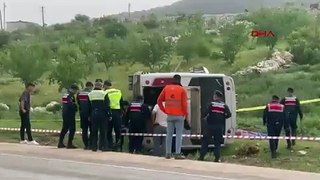 Yolcu minibüsü devrildi; astsubay hayatını kaybetti