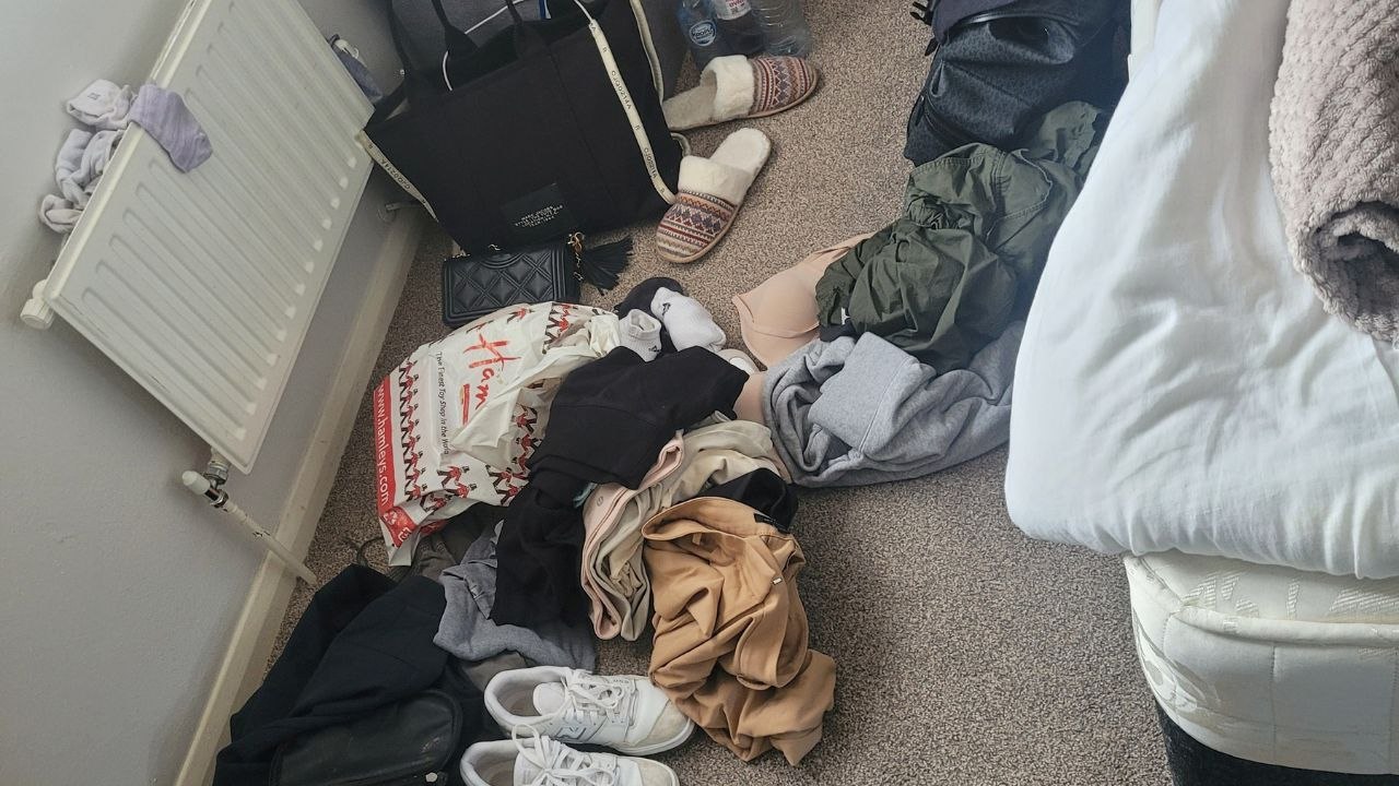 One in 10 adults has a ‘floordrobe’ - clean clothes piled on the floor ...