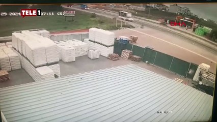 Silivri'de feci kaza! Otomobilin çarptığı kamyonet takla attı, şoför camdan fırladı