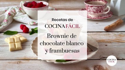 Pastelito de chocolate blanco con frutos rojos