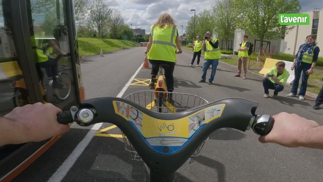 Des cyclistes frôlés à 60 cm par un bus de la STIB! Ouf, ce n'est qu'un atelier destiné aux nouveaux chauffeurs