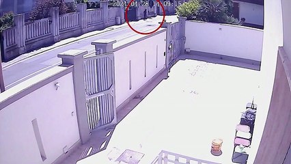 Auto contro un muro a Brindisi, pedone salvo per miracolo