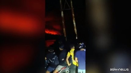 Il Monte Ruang erutta nuovamente in Indonesia, chiuso l'aeroporto