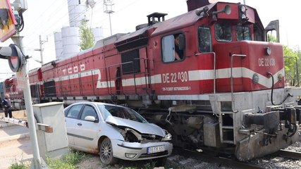 Trenle çarpıştı, ölümden döndü