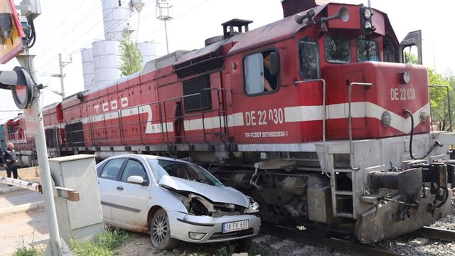 Trenle çarpıştı, ölümden döndü