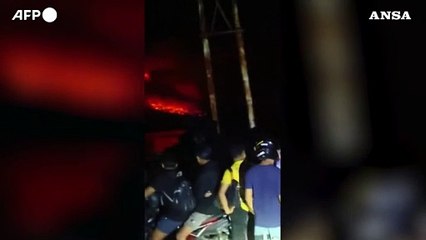 Indonesia, nuova eruzione del Monte Ruang: chiuso l'aeroporto internazionale