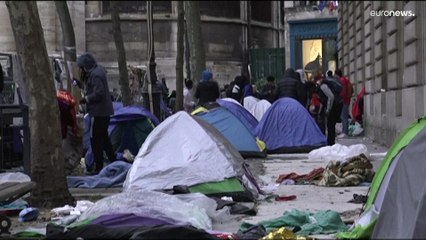 شاهد: "تطهير اجتماعي".. الشرطة الفرنسية تجلي المهاجرين من مخيم مؤقت قبل الألعاب الأولمبية الصيفية