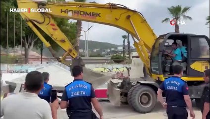 Alanya sahilindeki barakaların kanun uyarınca yıkımı gerçekleştirildi